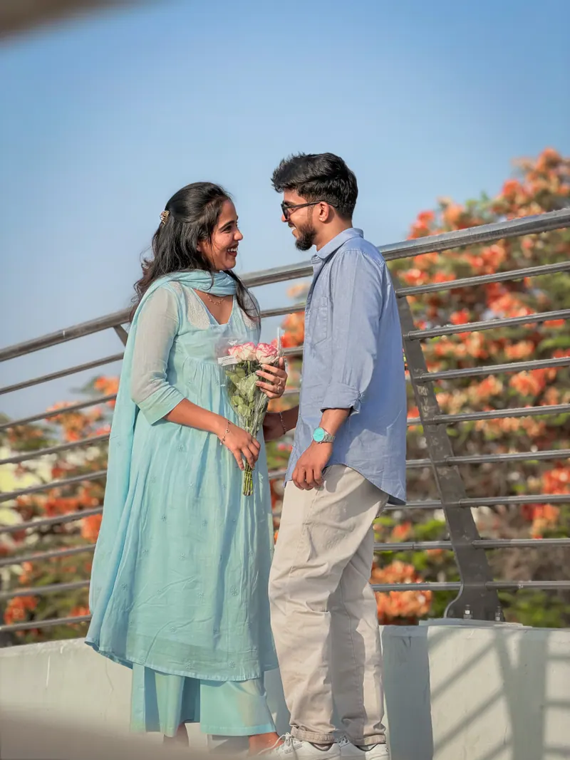 Alka holding roses, smiling at Jishnu